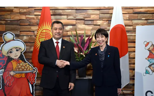 Садыр Жапаров Жапониянын премьер-министри менен