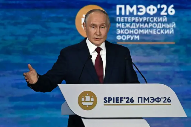 Володимир Путін за трибуною під час Петербурзького міжнародного економічного форуму (ПМЕФ-2026)