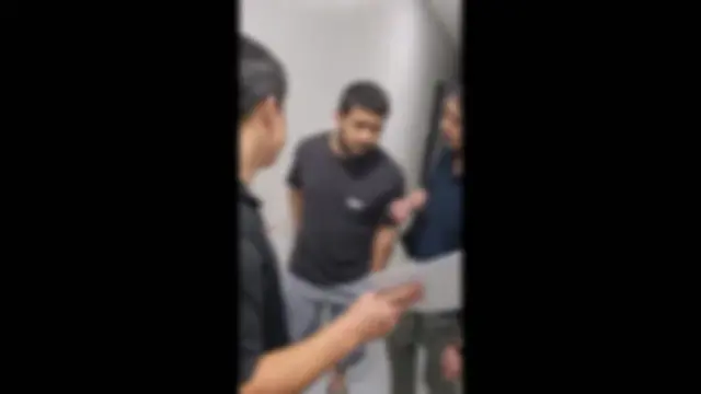 “А” Жанубий Кореяга 2018 йилда D-2 талаба визаси билан киргани, сўнгра ўқишни ташлаб, 2023 йил мартидан бери қочқинликка аризаси жавобини кутиб келаётгани айтилади. 