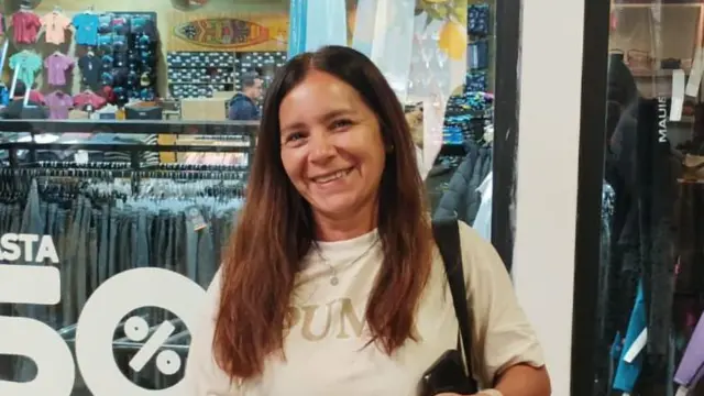 Carolina frente al escaparate de una tienda en el centro comercial Viña Outlet Park, en Viña del Mar, Chile.