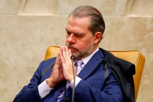 Dias Toffoli com as mãos encostas e rosto pensativo