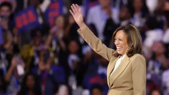 আকস্মিকভাবে সম্মেলনে হাজির হয়ে নজর কেড়েছেন আসন্ন প্রেসিডেন্ট নির্বাচনে ডেমোক্র্যাটিক পার্টির প্রার্থী কমালা হ্যারিস