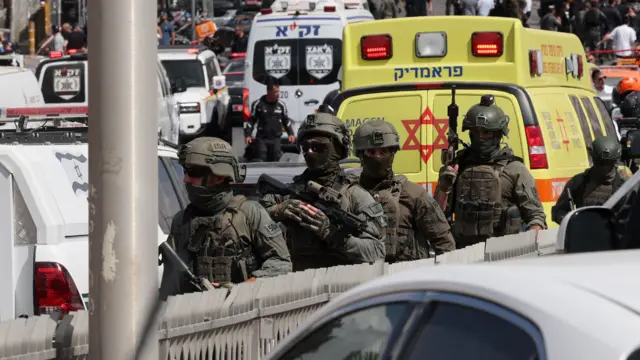 ضباط شرطة وخدمات الطوارئ يعملون في مكان هجوم إطلاق النار في القدس في 8 سبتمبر/أيلول 2025