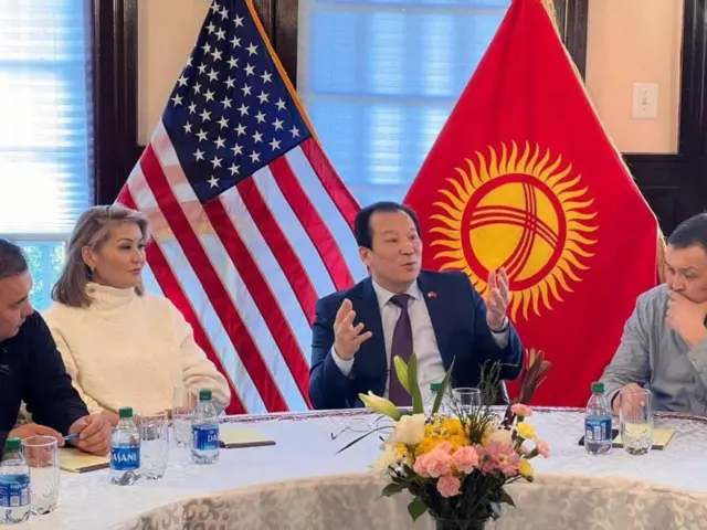 Элчи Бакыт Аманбаев жыйын учурунда