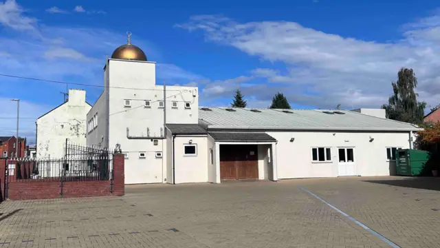 عکسی از بیرون مسجد مرکزی نورتهمپتون در یک روز روشن ولی ابری.