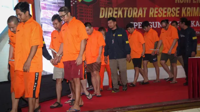 Judi online: Polisi tetapkan 24 tersangka sindikat judol Komdigi – Bagaimana modus operandi dan apa peran mereka? - BBC News Indonesia