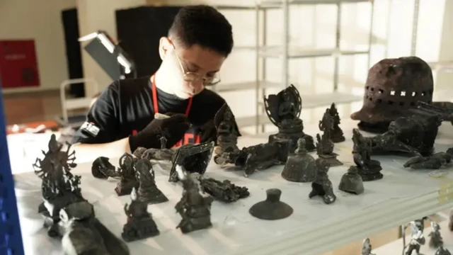 Benda-benda yang terbakar akibat kebakaran di Museum Nasional.