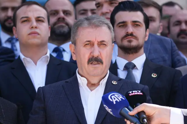 Mustafa Destici AA ve TRT mikrofonlarına açıklama yapıyor