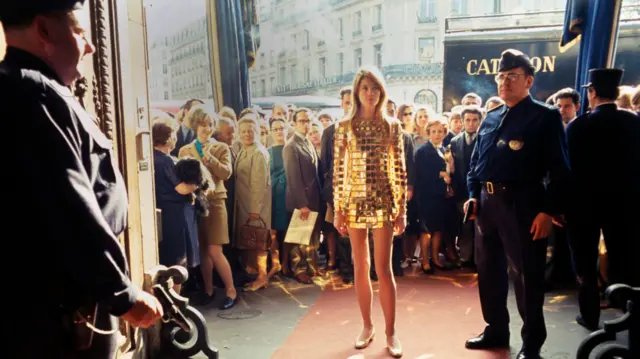 Francoise Hardy yanbaye ikanzu y'inzahabu