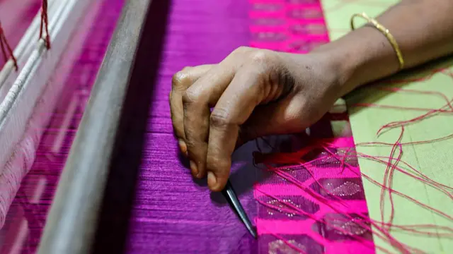 শীতলক্ষ্যার তীরে নারায়ণগঞ্জে জামদানি বুনছেন একজন তাঁতি