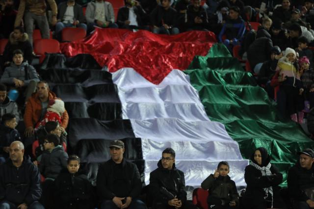 العلم الفلسطيني في المدرجات خلال إحدى مواجهات المنتخب الفلسطيني