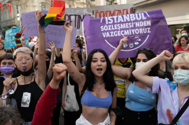 İstanbul'da, 1 Temmuz 2021 tarihinde, hükümetin İstanbul Sözleşmesi'nden çekilme kararını protesto etmek amacıyla düzenlenen gösteride kadınlar sloganlar atıyor ve pankartlar taşıyor. Tutulan dövizde "İstanbul sözleşmesinden vazgeçmiyoruz" yazıyor.