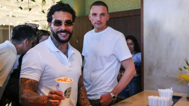 "Stars Coffee" дүкөнүнүн ачылышын чагылдырган бул сүрөттө калайыкка ачык жагалданышкан Тимати менен Пинскийден айырмаланып, Корчагин өз жүзүн ала качкан