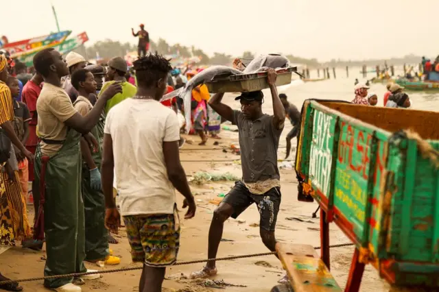 Des pêcheurs sénégalais vendent leur poisson sur la côte de Mbour qui abrite de nombreuses espèces de poissons à Dakar, Sénégal le 08 juin 2024.