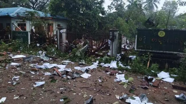 ဖာပွန်စာရင်းစစ်ရုံး ဖောက်ခွဲခံရပြီးနောက်မြင်ကွင်း။