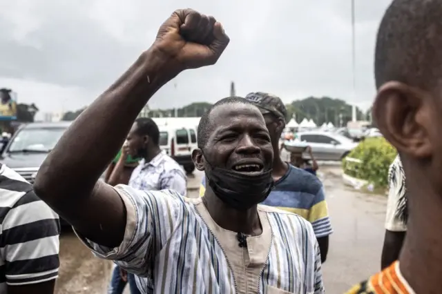 Un militant de l'opposition guinéenne, le poing levé.