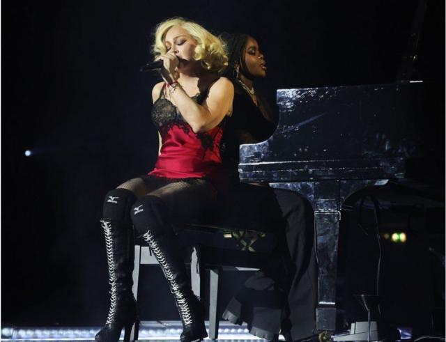 Madonna con su hija Mercy al piano. 
