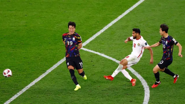 المهاجم الأردني موسى التعمري يسجل هدفاً أمام كوريا الجنوبية في كأس آسيا