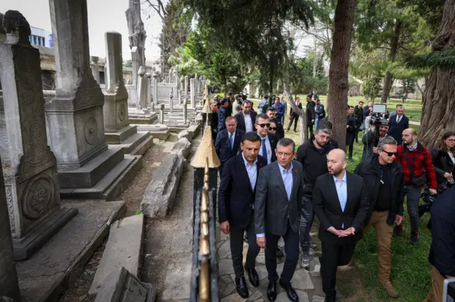 Özel camii bahçesinde incelemelerde bulundu. 