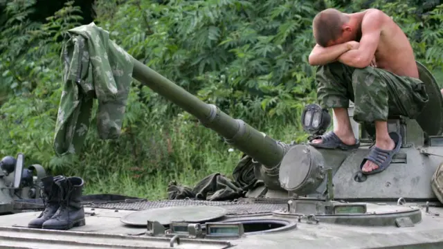 যুদ্ধক্ষেত্রে চটজলদি ঘুমিয়ে নিচ্ছেন এক ক্লান্ত সৈনিক