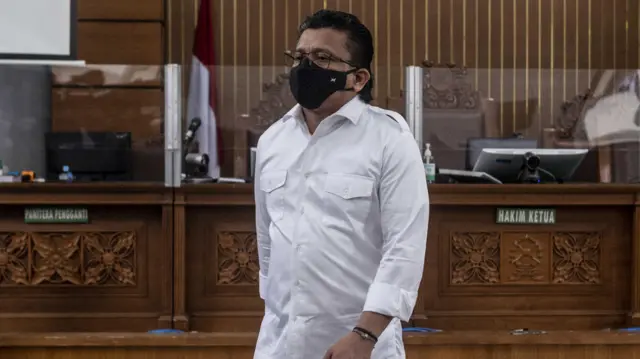 Terdakwa kasus pembunuhan berencana terhadap Brigadir Nopriansyah Yosua Hutabarat, Ferdy Sambo berjalan keluar ruangan sidang usai menjalani sidang putusan di Pengadilan Negeri Jakarta Selatan, Jakarta, Senin (13/2/2023).