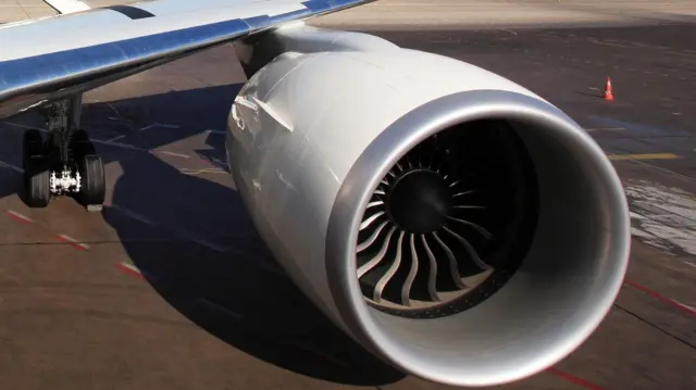 ज्वालामुखी की राख से सबसे बड़ा खतरा हवाई जहाज के इंजन को होता है.