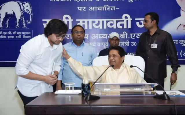 आकाश आनंद बसपा प्रमुख मायावती के साथ (फ़ाइल तस्वीर)