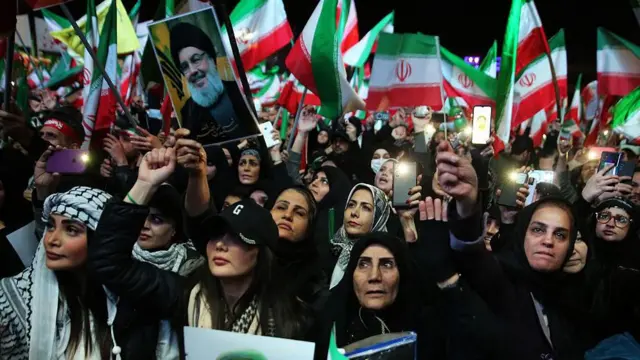 तेहरान में इस्लामिक रिपब्लिक डे मनाने के लिए जुटी भीड़ ने अमेरिका और इसराइल विरोधी नारे लगाए (तस्वीर: 31 मार्च 2026)