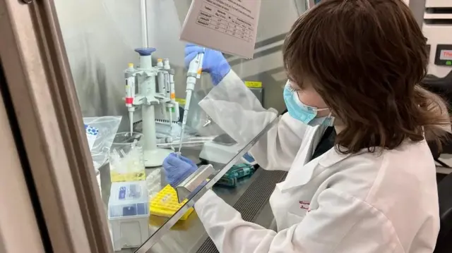 Une chercheuse dans un laboratoire.