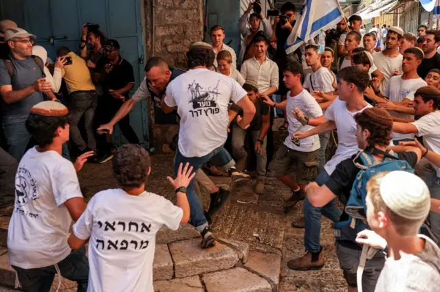 الاعتداء على الصحفي الفلسطيني المستقل سيف القواسمي من قبل نشطاء اليمين الإسرائيلي خلال تغطيته مسيرة الأعلام الإسرائيلية في القدس الشرقية المحتلة