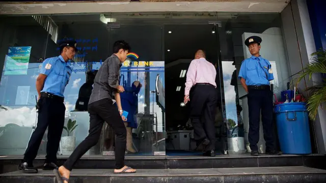 လုပ်ငန်းလိုအပ်ချက်ရှိရင် လက်နက်ခဲယမ်း ကိုင်ဆောင်ခွင့်ပြုမှာဖြစ်ပါတယ်။