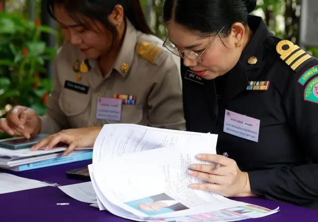 เจ้าหน้าที่ตรวจสอบเอกสารผู้สมัครรับเลือกเป็น สว.