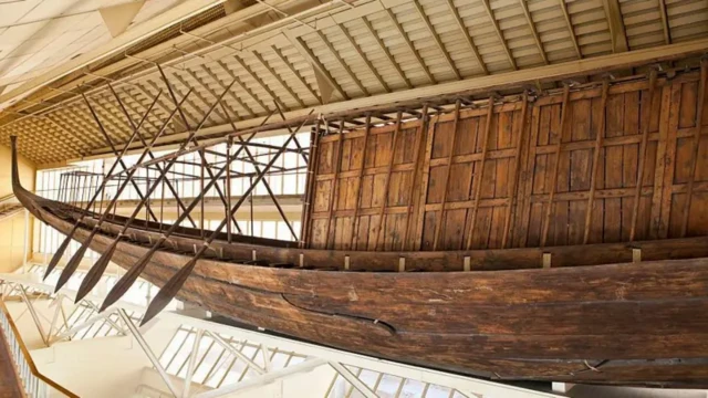 تصویر یک قایق چوبی خورشیدی