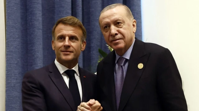 Macron ve Erdoğan el sıkışıyor, poz veriyor
