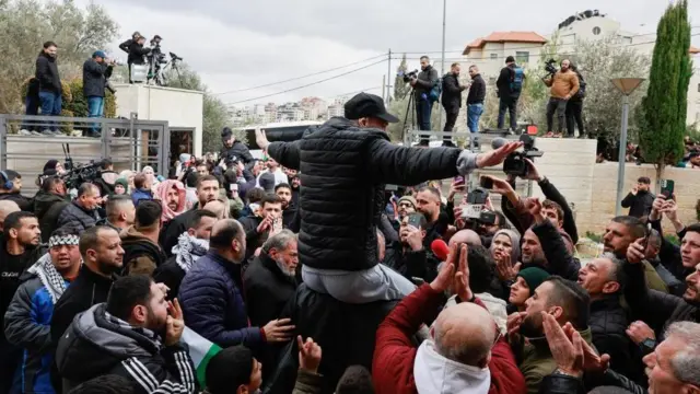 イスラエルの刑務所から釈放されたパレスチナ人男性と歓迎する人たち（8日、ヨルダン川西岸ラマラ）