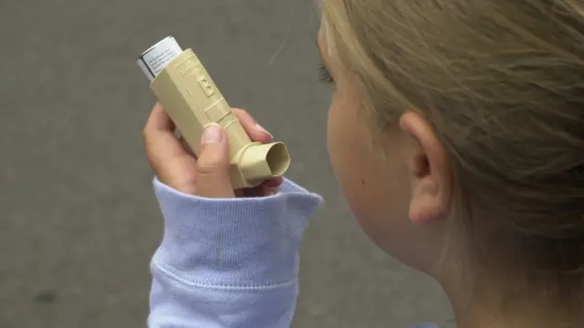 Enfant avec un inhalateur pour l'asthme