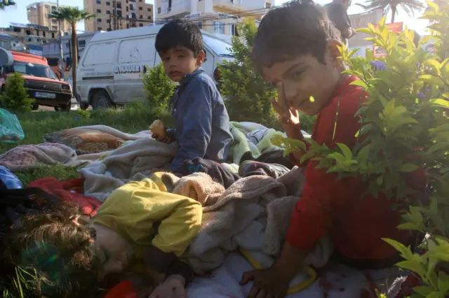 Niños que huyeron con sus familias de sus hogares en el sur de Líbano pasan la noche en un parque de la ciudad libanesa de Sidón, el 24 de septiembre de 2024.