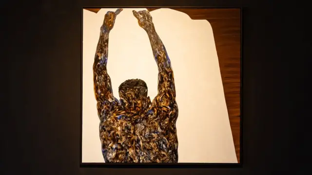 Dans l'autoportrait de Boafo présenté dans l'exposition In and Out of Time, l'artiste est vu de dos. 