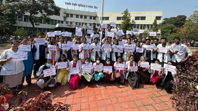 मिरज येथील सरकारी रुग्णालयातील निवासी डॉक्टर मार्डच्या संपात सहभागी झाले आहेत.