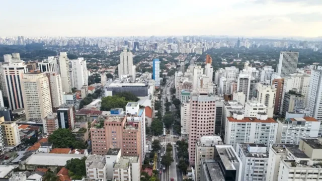 Vista aérea de trecho de São Paulo tomado por prédios