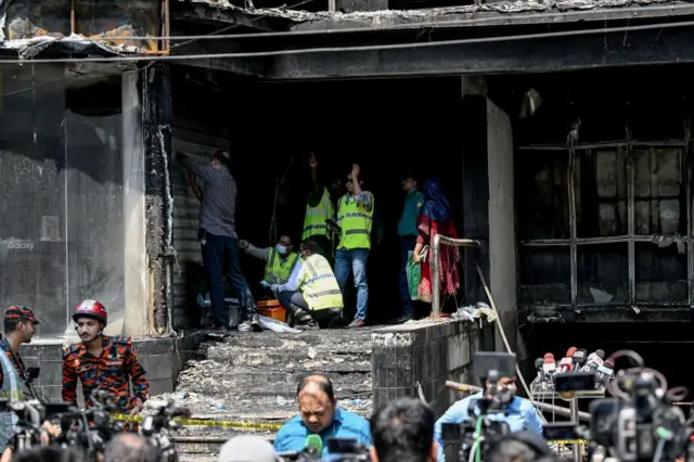 পুড়ে যাওয়া ভবনের প্রবেশদ্বার। 