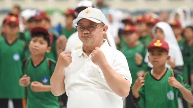 Mendikdasmen Abdul Mu'ti (tengah) mengikuti Senam Anak Indonesia Hebat bersama pelajar di GOR Segiri Samarinda, Kalimantan Timur, Selasa (30/9/2025).