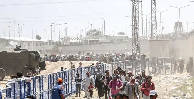 لاجئون سوريون فارون إلى تركيا عام 2015