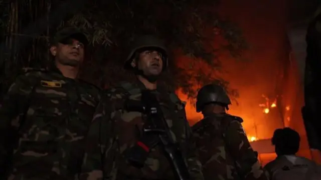 Caption- सुरक्षा दल घटनास्थळी येऊनही त्यांनी जमावावर नियंत्रण ठेवण्यासाठी कोणतंही पाऊल उचललं नाही, असं प्रत्यक्षदर्शींचं म्हणणं आहे.