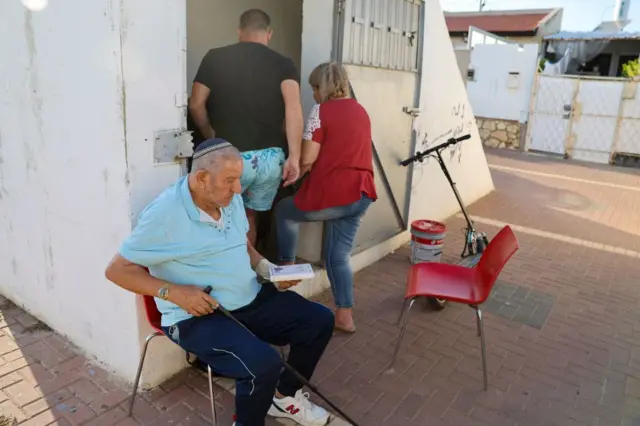 إسرائيليون يدخلون ملجأ خلال هجوم صاروخي على مدينة عسقلان في 10 أكتوبر/تشرين الأول 2023