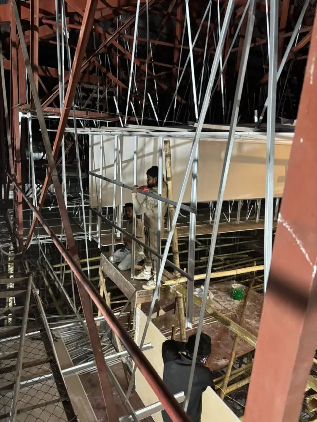 निर्माणाधीन संसद् भवनमा निर्माणकार्य जारी