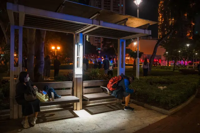 大火仍未扑灭,巿民在宏福苑附近等候