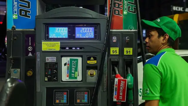 Seorang pekerja mengisi bensin sepeda motor di sebuah SPBU, setelah Presiden Filipina Ferdinand 'Bongbong' Marcos Jr. mendeklarasikan keadaan darurat energi nasional, di Metro Manila, Filipina, pada 24 Maret 2026.