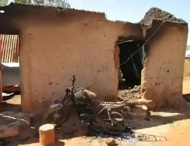 Deborah Samuel ta ji ƙarar bindiga yayin da take cikin kasuwa inda kuma ta yi ta kanta. Ta ce an kashe sirikinta da ƙannen mijinta su huɗu. "Mun soma jin ƙarar harbe-harbe ta ko ina. Sai muka fara gudu. Har yanzu ina jin ciwon abin da ya faru," Deborah ta bayyana hakan yayin da take riƙe da jaririnta ɗan watanni. Kakakin rundunar ƴan sandan jihar Plateau Alabo Alfred ya ce ba zai iya bayar da bayani ba kan lamarin saboda ana ci gaba da gudanar da bincike. Sai dai ya ce shugaban ƙungiyar ci gaban al'ummar yankin, Joseph Gankat, ya ce adadin mutanen da suka mutu sun kai 85 kuma ana ci gaba da neman mutanen da suka yi ɓatan dabo. Ya ƙara da cewa "ƴan bindigar sun kai samame a kusan ƙauyuka 17". Shugaban al'ummar Fulani a yankin, Adamu Usman shi ma ya faɗa wa BBC cewa mutum 30 cikin al'ummar yankinsa aka kashe. Jesse Jwanle, wani rabaran a wani coci da ke ƙauyen Gaude ya ce an kashe ɗaya daga cikin mambobin majami'arsa, an ƙona gidansa da cocin. "Sun soma ƙona gidaje. Duka dukiyata da ke gidan ta ƙone ban da kayan da ke jikina. Na rasa abubuwa da dama a gida," in ji Jesse. Mutane da dama kamarsa sun tsere. Wasu kuma sun nemi mafaka a wani sansani da ba na gwamnati ba. An binne mutanen da suka mutu a wani ƙaton kabari, in ji jagororin al'ummar. Babu masaniya kan abin da ya janyo harin amma wasu mazauna yankin sun ce ya yi kama da harin ramuwar gayya kan wani hari da aka kai wa al'ummar Fulani cikin watannin da suka gabata. Gwamnatin jihar ta nemi jama'a su kwantar da hankalinsu inda ta yi alƙawarin kai kayan agaji ga mutanen da lamarin ya shafa.