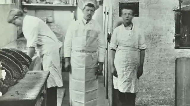 Wasu mutum uku masu aikin burodi